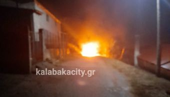 Κάηκε ολοσχερώς αυτοκίνητο στην Οξύνεια Τρικάλων (+Φωτο)