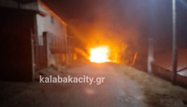 Κάηκε ολοσχερώς αυτοκίνητο στην Οξύνεια Τρικάλων (+Φωτο)