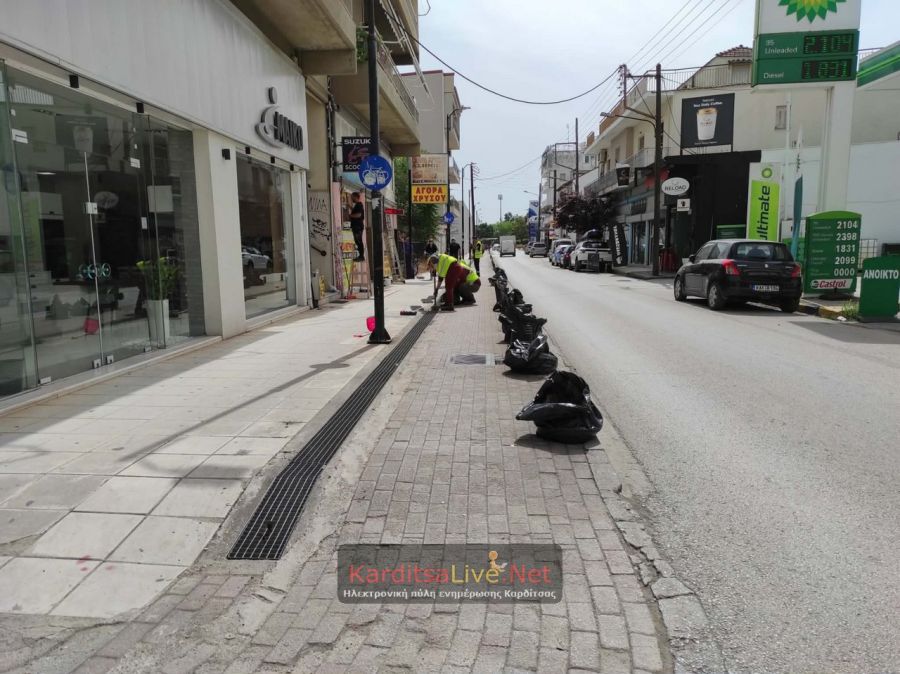 Καθαρίζονται οι σχάρες στους ποδηλατοδρόμους της Καρδίτσας (+Φωτο)