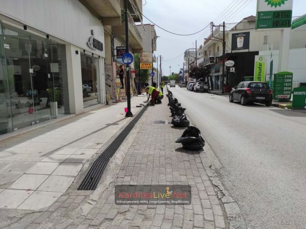 Καθαρίζονται οι σχάρες στους ποδηλατοδρόμους της Καρδίτσας (+Φωτο)