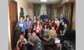 Επίσκεψη στο Δημαρχείο Μουζακίου από μαθητές του Νηπιαγωγείου και του Δημοτικού Δρακότρυπας