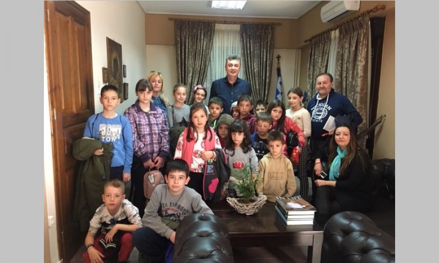 Επίσκεψη στο Δημαρχείο Μουζακίου από μαθητές του Νηπιαγωγείου και του Δημοτικού Δρακότρυπας