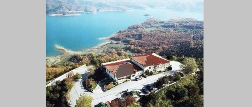 Υπογράφηκε η σύμβαση για την ενοικίαση του Δημοτικού Ξενώνα στο Νεοχώρι Λίμνης Πλαστήρα