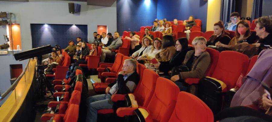 Εκπαιδευόμενοι του Σ.Δ.Ε. Καρδίτσας παρακολούθησαν τη θεατρική παράσταση «Δεσποινίς ετών 39»
