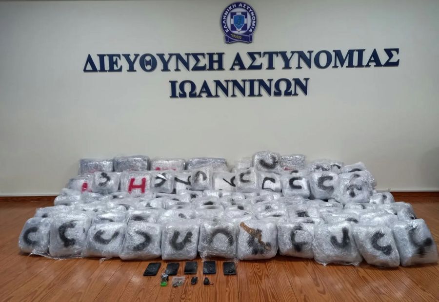 Ήπειρος: Κυνηγητό χιλιομέτρων για τη σύλληψη 23χρονης γυναίκας με 215 κιλά κάνναβη - Είχε και το 2,5 ετών παιδί της στο αμάξι!