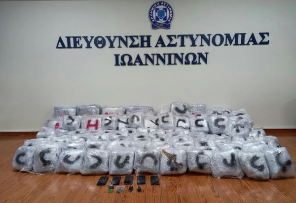 Ήπειρος: Κυνηγητό χιλιομέτρων για τη σύλληψη 23χρονης γυναίκας με 215 κιλά κάνναβη - Είχε και το 2,5 ετών παιδί της στο αμάξι!