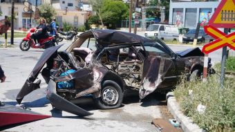 Λάρισα: Τρένο παρέσυρε αυτοκίνητο - Τραυματίας ο οδηγός (+Φώτο)
