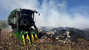 Πυρκαγιά σε βαμβακοσυλλεκτική μηχανή στο Αγναντερό - Κάηκε βαμβάκι και τμήμα του μηχανήματος