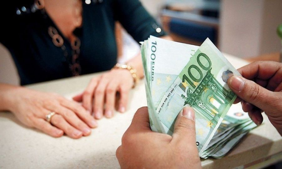Επιδόματα και αυξήσεις μισθών και συντάξεων που θα πιστωθούν τον Δεκέμβριο