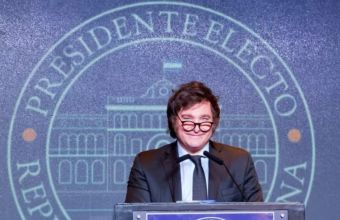 Αργεντινή: Η νέα κυβέρνηση προχώρησε σε υποτίμηση του νομίσματος κατά 50% - Περικόπτονται δραστικά οι δημόσιες δαπάνες