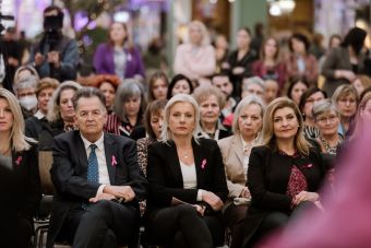 Fashion City Outlet: "Γέμισαν γυναίκες οι διάδρομοι του Fashion City Outlet στην εκδήλωση ευαισθητοποίησης για τον καρκίνο του μαστού"