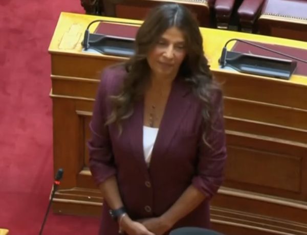 Βουλή: Ορκίστηκε η Τσαπανίδου - Ανεξάρτητη και επίσημα η Λινού