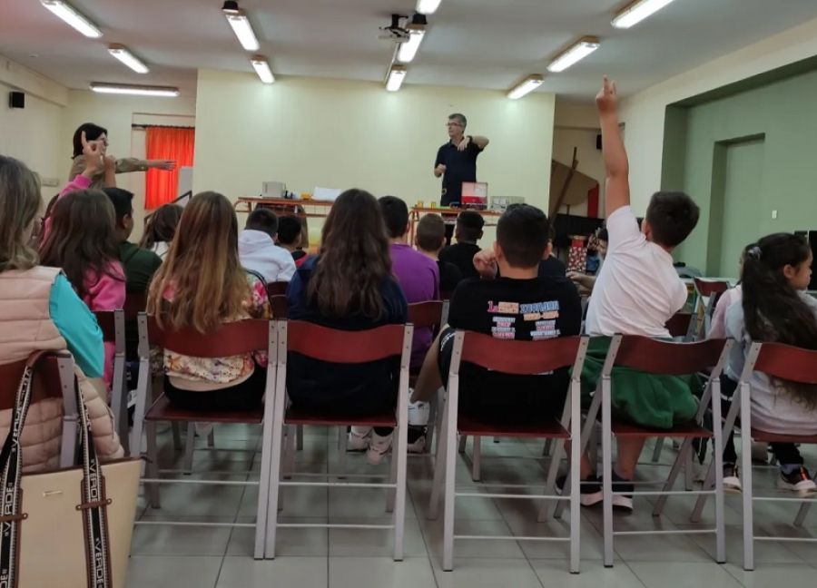 Μια ενδιαφέρουσα παρουσίαση με πειράματα Φυσικής παρακολούθησαν οι μαθητές του 1ου Δημοτικού Σχολείου Σοφάδων