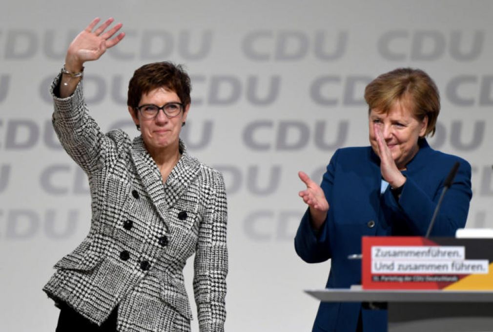 H Άνεγκρετ Κραμπ - Καρενμπάουερ η διάδοχος της Μέρκελ στην ηγεσία του CDU