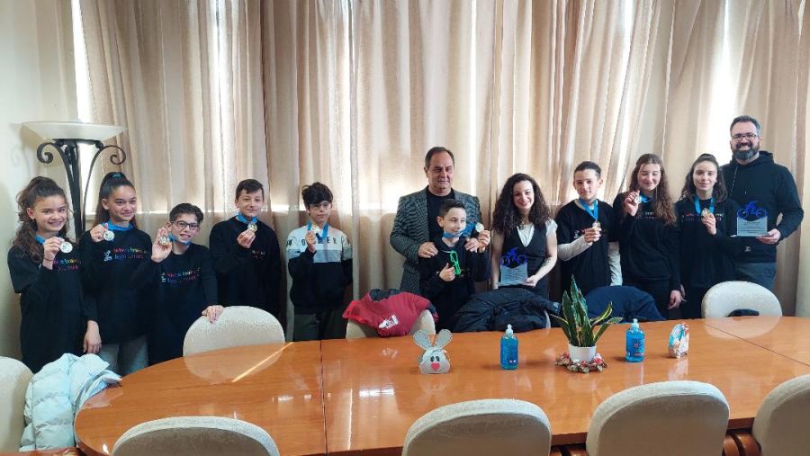 Τα παιδιά της Καρδίτσας που συμμετείχαν στον διαγωνισμό ρομποτικής βράβευσε ο Δήμαρχος κ. Β. Τσιάκος