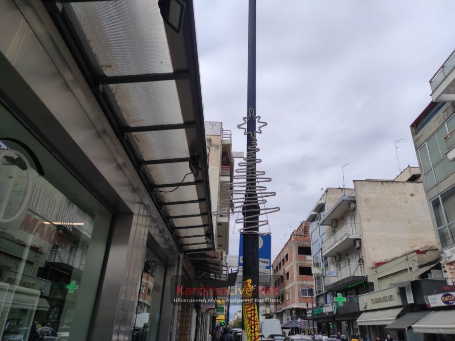 Ξεκίνησε η προετοιμασία για τον Χριστουγεννιάτικο στολισμό της Καρδίτσας
