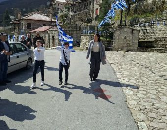 Δύο μαθητές κράτησαν ψηλά τη σημαία της Ελλάδας στην Αργιθέα