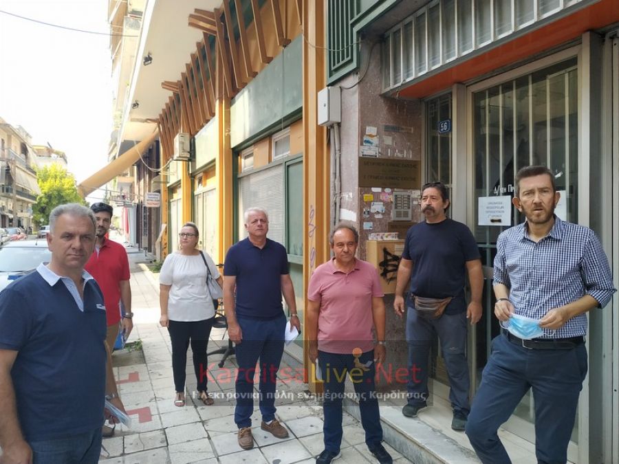 Με το… καλημέρα παράσταση διαμαρτυρίας των Εκπ/κών Α/θμιας στη Διεύθυνση του ν. Καρδίτσας (+Βίντεο)