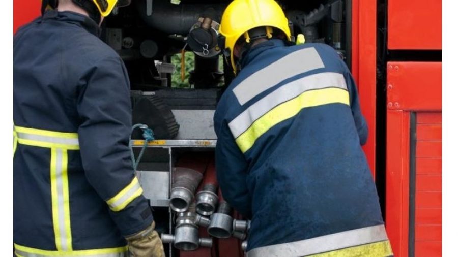 Επιχείρηση πυροσβεστών για κατάσβεση πυρκαγιάς σε οικία στο Θραψίμι Καρδίτσας