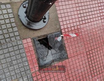 Καρδίτσα: Επικίνδυνο σπασμένο καπάκι φρεατίου σε πεζοδρόμιο της οδού Ανδρέα Παπανδρέου