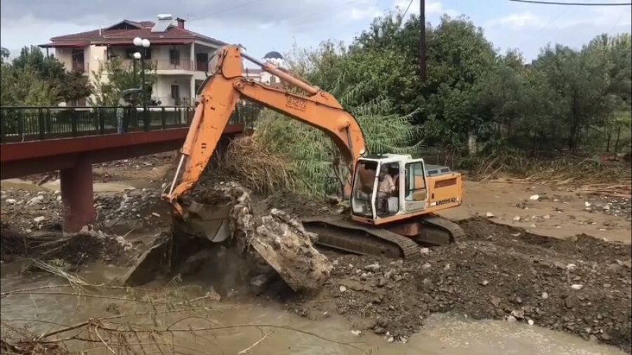Καθαρισμός του ποταμού Γάβρα στη Μητρόπολη από την Π.Ε Καρδίτσας