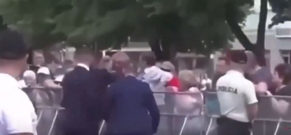 Κάμερα κατέγραψε τη στιγμή που δέχεται πυροβολισμούς ο Πρωθυπουργός της Σλοβακίας - Συνελήφθη ο δράστης (+Βίντεο)