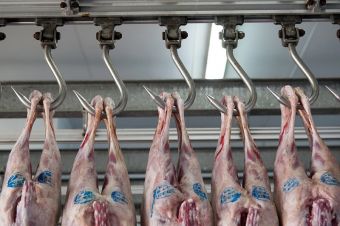 Τηλεφωνικά και για ποσότητες οι παραγγελίες στα κρεοπωλεία της Καρδίτσας