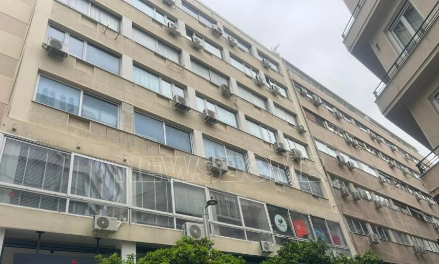 Γυναίκα εντοπίστηκε νεκρή σε ακάλυπτο χώρο πολυκατοικίας στο κέντρο της Αθήνας - Προσαγωγή ενός άνδρα από την ΕΛΑΣ