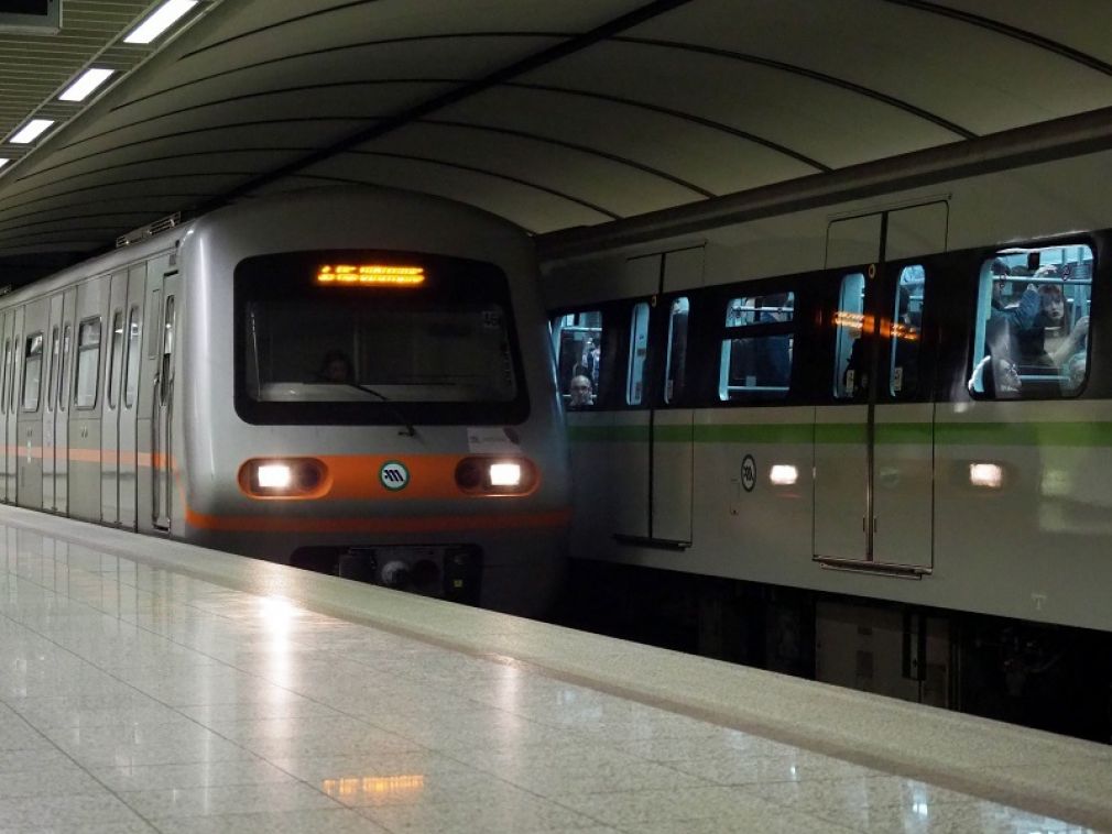 Τραυματισμένη ανασύρθηκε από τους πυροσβέστες γυναίκα που έπεσε στις ράγες του μετρό