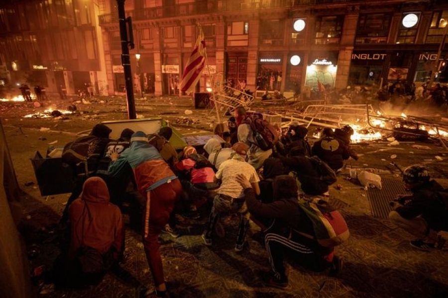 Βαρκελώνη: Κλιμακώθηκαν οι βίαιες συγκρούσεις διαδηλωτών - αστυνομίας