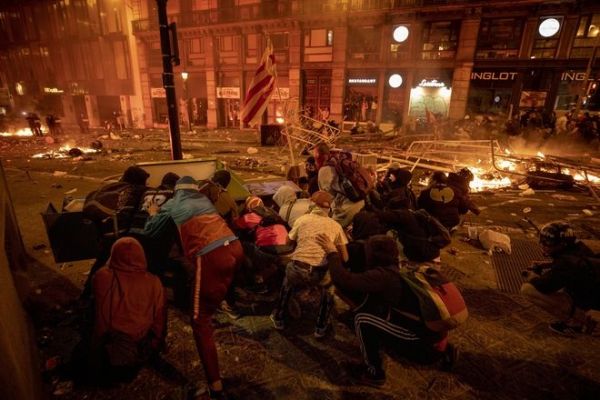 Βαρκελώνη: Κλιμακώθηκαν οι βίαιες συγκρούσεις διαδηλωτών - αστυνομίας