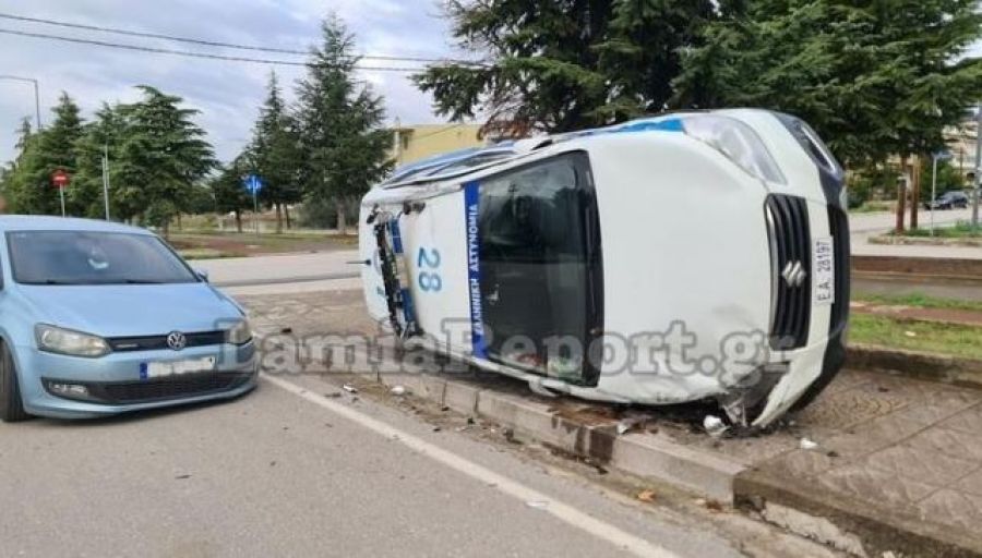 Λαμία: Περιπολικό "απογειώθηκε" μετά από τροχαίο και βρέθηκε με το πλάι στο πεζοδρόμιο! (+Φωτο)
