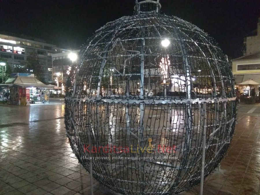 Μια μεγάλη Χριστουγεννιάτικη μπάλα τοποθετήθηκε στην Κεντρική Πλατεία της Καρδίτσας