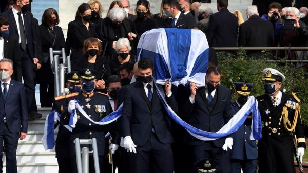 Mε τιμές αρχηγού κράτους κηδεύτηκε ο Κάρολος Παπούλιας - Η ταφή την Πέμπτη (30/12) στα Ιωάννινα