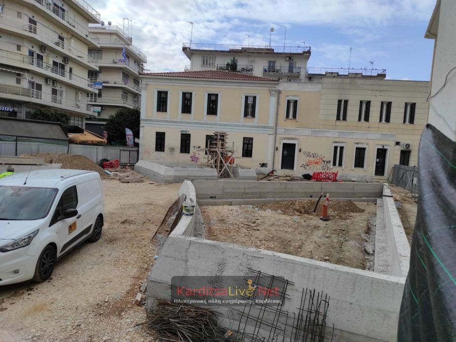 Συνεχίζονται οι εργασίες στην πλατεία Δικαστηρίων-«Καλουπώθηκε» το μνημείο, παίρνει σειρά το σιντριβάνι (+Φωτο)
