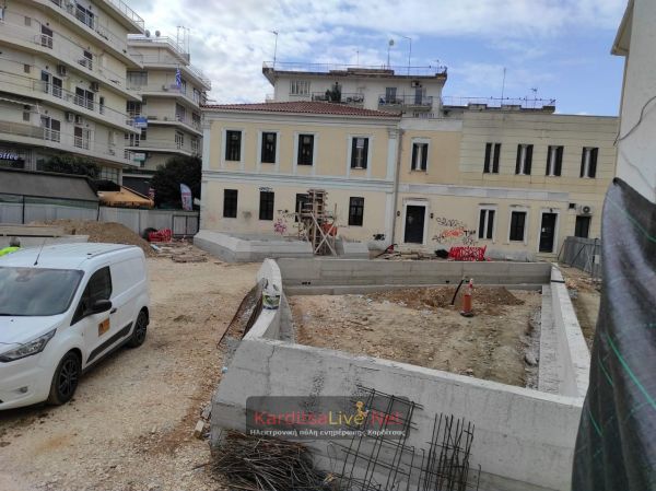 Συνεχίζονται οι εργασίες στην πλατεία Δικαστηρίων-«Καλουπώθηκε» το μνημείο, παίρνει σειρά το σιντριβάνι (+Φωτο)