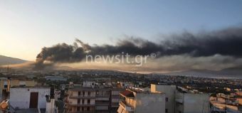 Μεγάλη πυρκαγιά σε εργοστάσιο πλαστικών στη Μεταμόρφωση Αττικής - Κλειστή η Εθνική Οδός