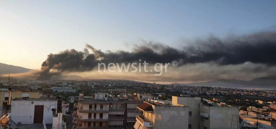 Μεγάλη πυρκαγιά σε εργοστάσιο πλαστικών στη Μεταμόρφωση Αττικής - Κλειστή η Εθνική Οδός
