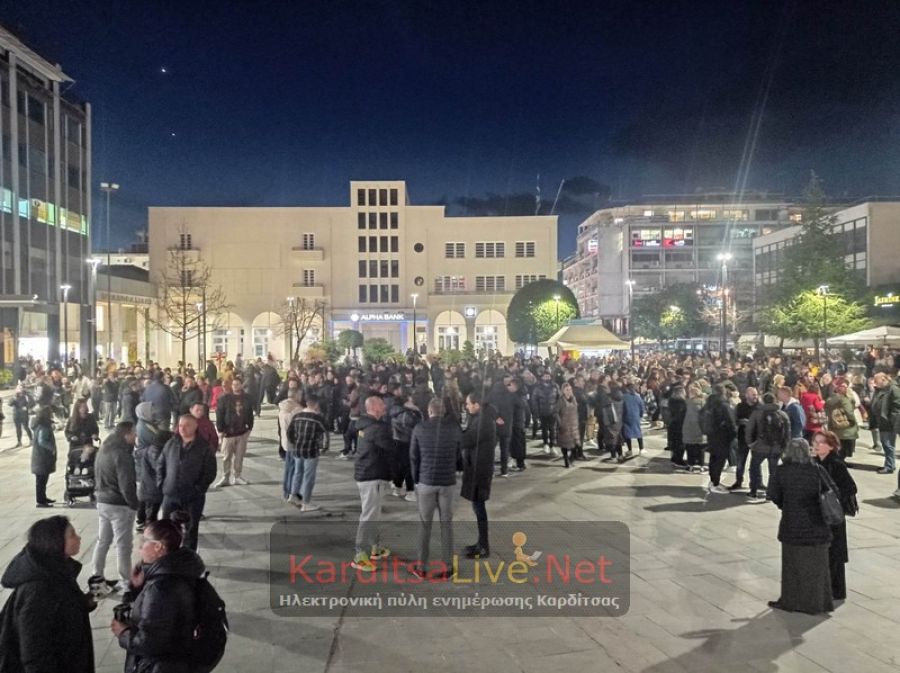 Στην πλατεία, με τη σκέψη στα θύματα της τραγωδίας των Τεμπών, εκατοντάδες Καρδιτσιώτες (+Φωτο +Βίντεο)
