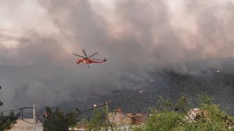 Πυρκαγιά στα Βίλια: Καίει ανεξέλεγκτη η πύρινη λαίλαπα, τεράστιο το μέτωπο