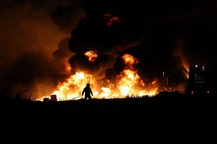 Μεγάλη κινητοποίηση για την κατάσβεση πυρκαγιάς σε επιχείρηση στο Ομορφοχώρι Λάρισας (+Φωτο +Βίντεο)
