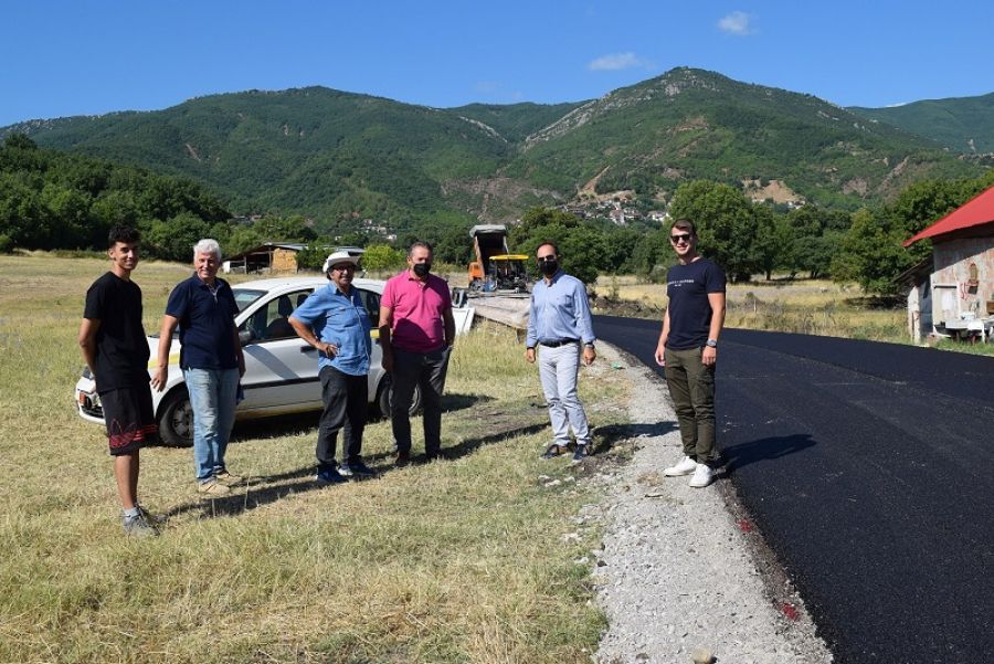 Στις εργασίες ασφαλτόστρωσης στον Άγιο Γεώργιο ο Δήμαρχος Καρδίτσας