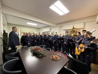 Χριστουγεννιάτικα κάλαντα από τους δόκιμους αστυφύλακες της Σχολής Μουζακίου στον Αντιπεριφερειάρχη Καρδίτσας