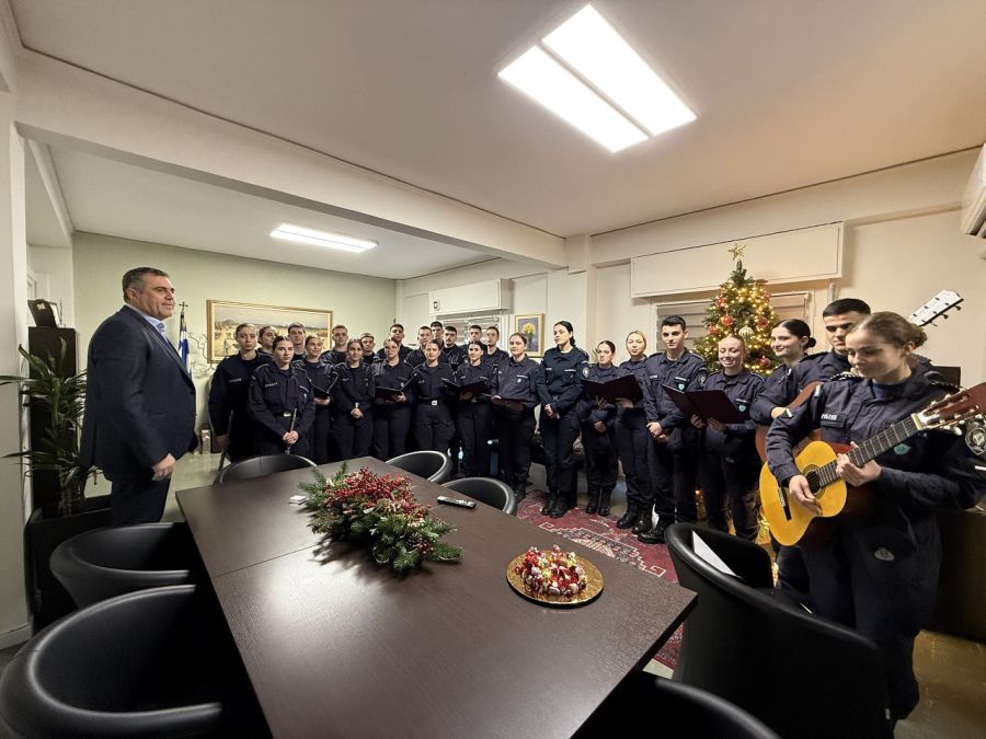 Χριστουγεννιάτικα κάλαντα από τους δόκιμους αστυφύλακες της Σχολής Μουζακίου στον Αντιπεριφερειάρχη Καρδίτσας