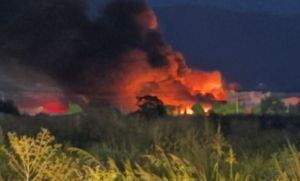 Λάρισα: Μεγάλη φωτιά σε εξέλιξη σε βιομηχανική επιχείρηση
