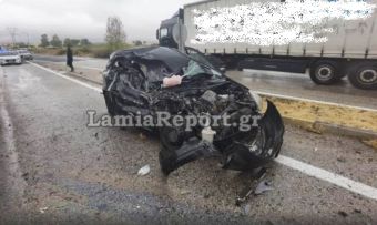 Νταλίκα «διέλυσε» δύο αυτοκίνητα στις στροφές του Δομοκού - Νεκρή η μια οδηγός, σοβαρά τραυματισμένη η δεύτερη (+Φωτο)