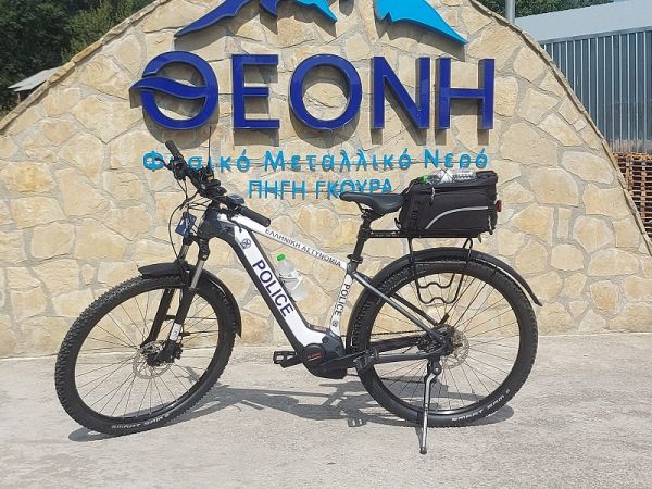 Η "Θεόνη" προσφέρει ηλεκτρικό ποδήλατο στην Τουριστική Αστυνομία Μετεώρων
