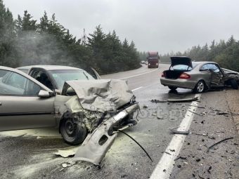 Σφοδρή σύγκρουση οχημάτων με τραυματίες στο δρόμο Λαμίας - Δομοκού (+Φώτο)