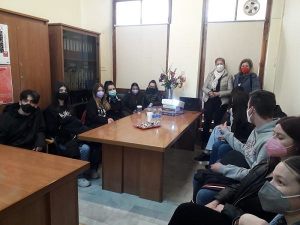 5ο Γενικό Λύκειο Καρδίτσας: Επίσκεψη στο Κέντρο Γυναικών Καρδίτσας από μαθητές της Γ' Τάξης