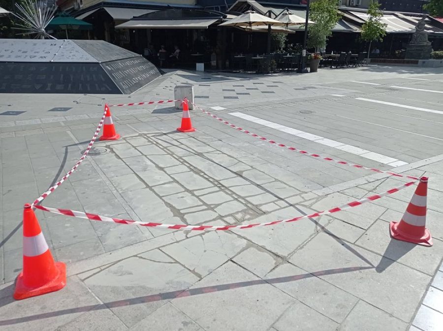 Εργασίες αποκατάστασης στον διάδρομο της Κεντρικής πλατείας που προβληματίζει… (+Φώτο)
